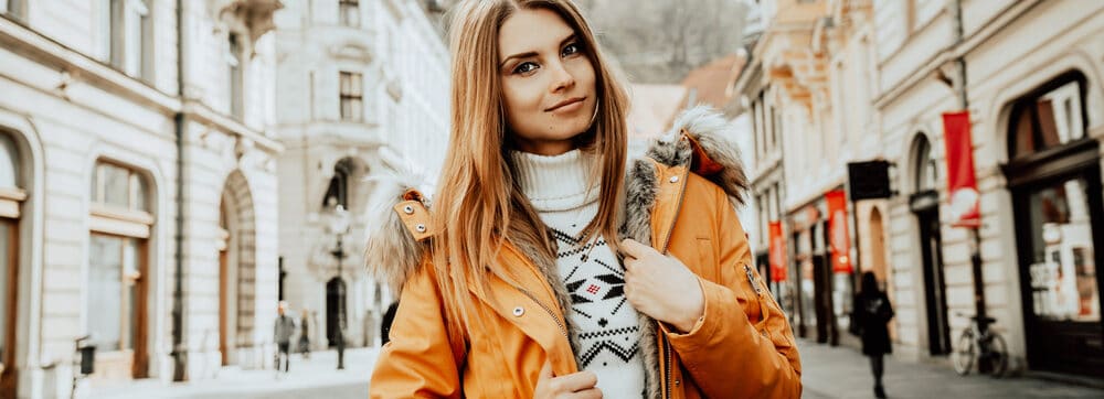 girl traveler in warm clothes e1619419453332