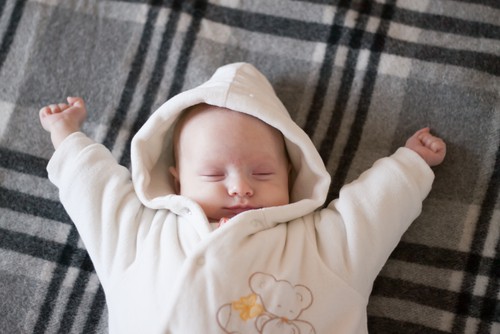 El bebé se despierta demasiado pronto: Causas y remedios